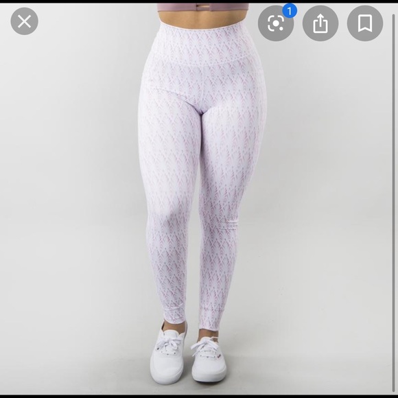 Buffbunny Collection Pants - Buffbunny Onyx Leggings in the Oasis print